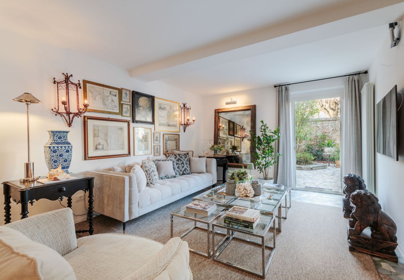 Apartamento em Lucca - Luxury Home, Private Garden and Jacuzzi inside Lucca Apartamento em Lucca - Luxury Home, Private Garden and Jacuzzi inside Lucca