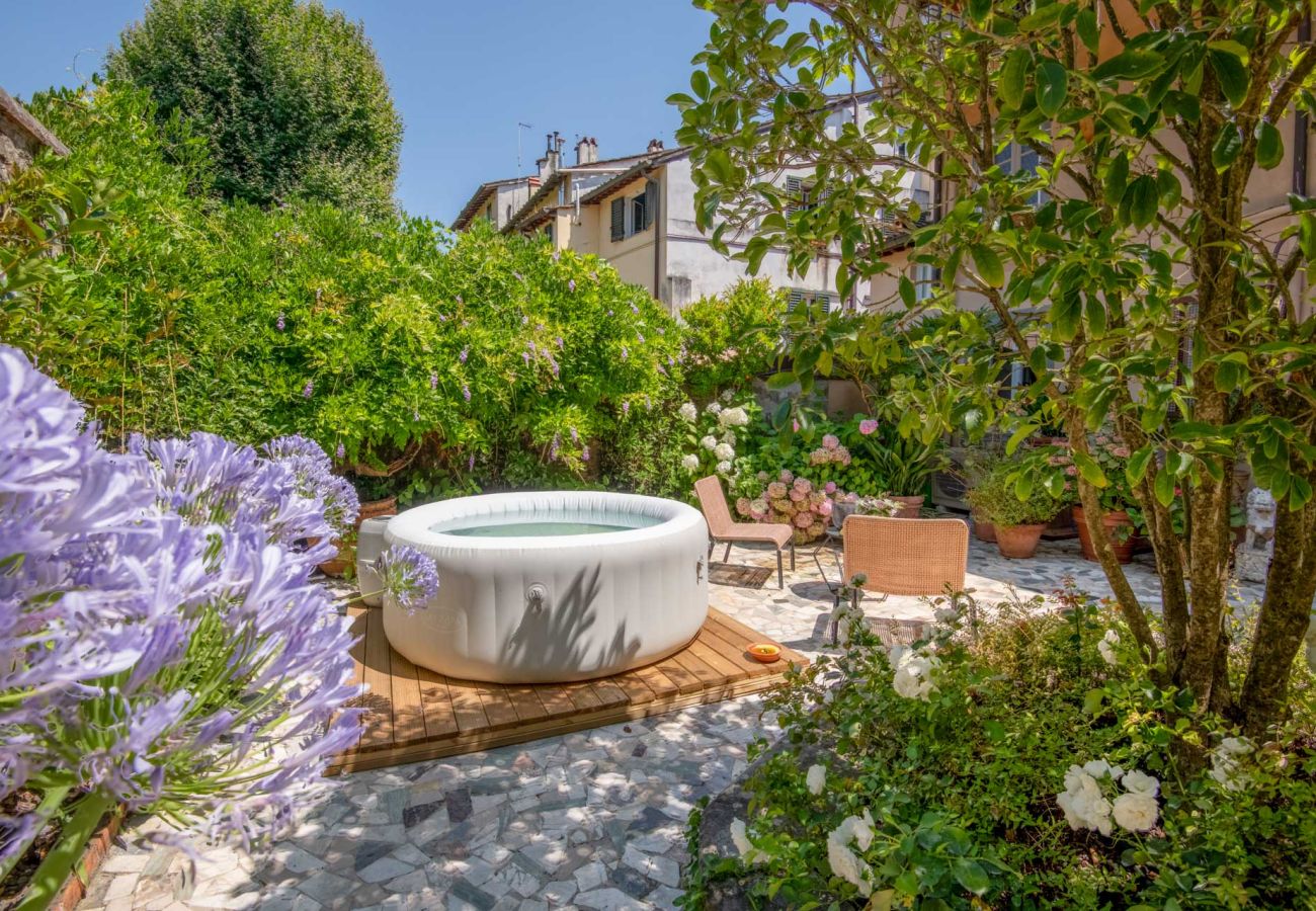 Apartamento em Lucca - Luxury Home, Private Garden and Jacuzzi inside Lucca Apartamento em Lucca - Luxury Home, Private Garden and Jacuzzi inside Lucca