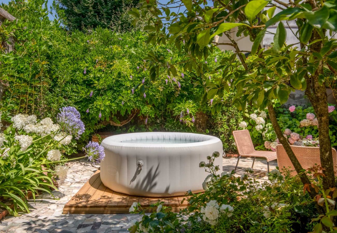 Apartamento em Lucca - Luxury Home, Private Garden and Jacuzzi inside Lucca Apartamento em Lucca - Luxury Home, Private Garden and Jacuzzi inside Lucca