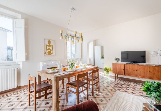 Apartamento em Lucca - Spacious Apartment Overlooking the Canal in Lucca – 3 Bedrooms, 2 Bathrooms Apartamento em Lucca - Spacious Apartment Overlooking the Canal in Lucca – 3 Bedrooms, 2 Bathrooms