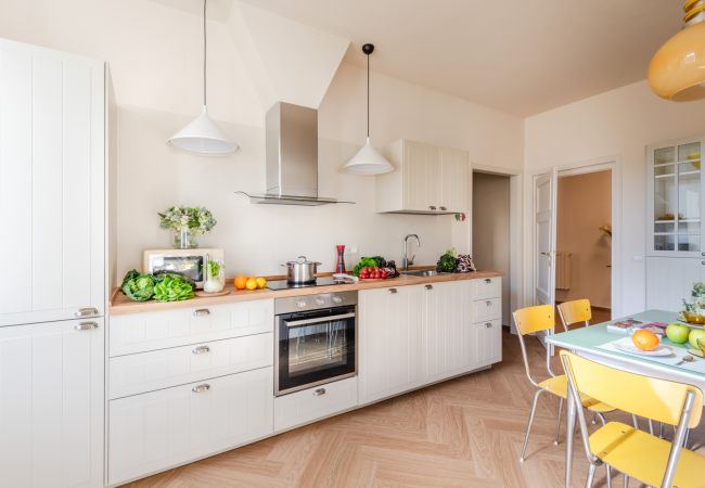 Apartamento em Lucca - Spacious Apartment Overlooking the Canal in Lucca – 3 Bedrooms, 2 Bathrooms Apartamento em Lucca - Spacious Apartment Overlooking the Canal in Lucca – 3 Bedrooms, 2 Bathrooms