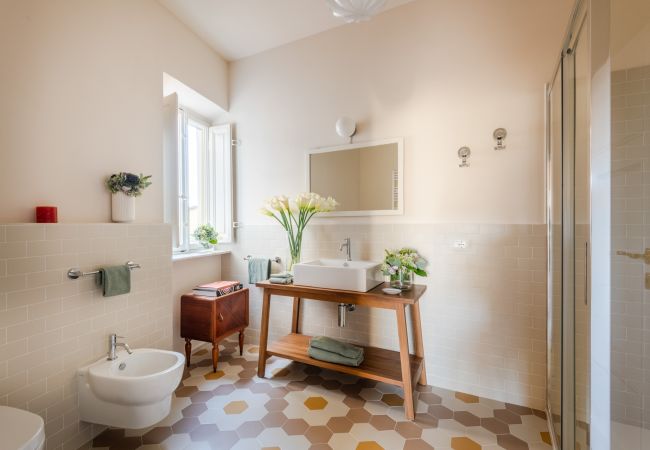 Apartamento em Lucca - Spacious Apartment Overlooking the Canal in Lucca – 3 Bedrooms, 2 Bathrooms Apartamento em Lucca - Spacious Apartment Overlooking the Canal in Lucca – 3 Bedrooms, 2 Bathrooms