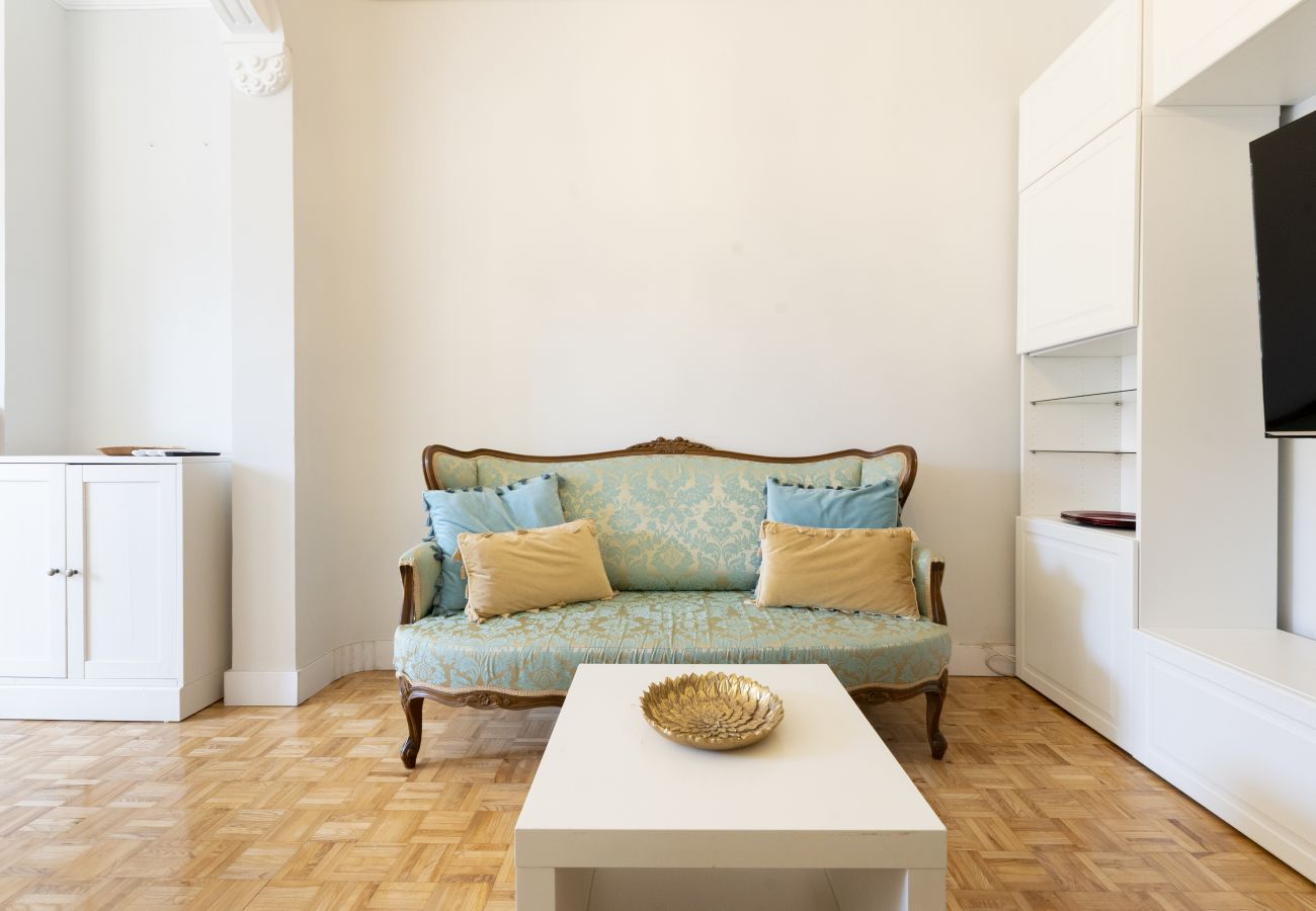 Apartamento em Madrid - Acogedor piso con balcones en el centro de Madrid , a unos pasos de la Plaza Mayor .Temporal Apartamento em Madrid - Acogedor piso con balcones en el centro de Madrid , a unos pasos de la Plaza Mayor .Temporal