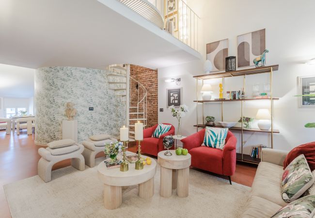 Apartamento em Lucca - Smart Penthouse with Views over Amphiteatre Square Apartamento em Lucca - Smart Penthouse with Views over Amphiteatre Square