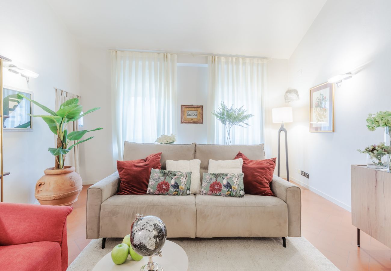 Apartamento em Lucca - Smart Penthouse with Views over Amphiteatre Square Apartamento em Lucca - Smart Penthouse with Views over Amphiteatre Square