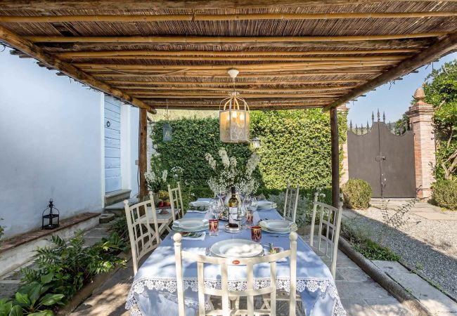 Villa em Lucca - Romantic Farmhouse with Oversize Panoramic Pool Villa em Lucca - Romantic Farmhouse with Oversize Panoramic Pool