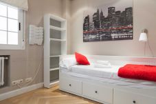Apartment in Madrid - Cozy Apartment Madrid. Bº SALAMANCA, IFEMA. AEROPUERTO. 2 ROOMS- 6 PAX - ELEVATOR