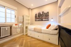 Apartment in Madrid - Cozy Apartment Madrid. Bº SALAMANCA, IFEMA. AEROPUERTO. 2 ROOMS- 6 PAX - ELEVATOR