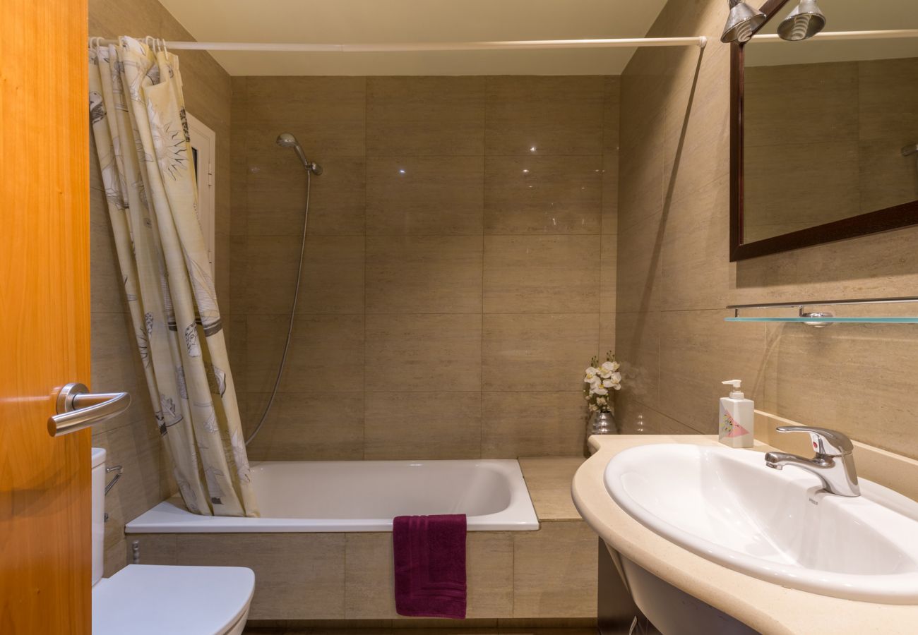 Apartment in Barcelona - MARQUES, renovated, large, modern, 4 bedrooms flat for rent by days in Barcelona center, Eixample, Sant Antoni Apartment in Barcelona - MARQUES, renovated, large, modern, 4 bedrooms flat for rent by days in Barcelona center, Eixample, Sant Antoni