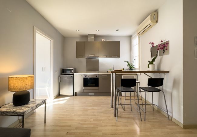 Apartment in Barcelona - Restored, stylish and sunny light apartment for rent in Barcelona center, Gracia. Apartment in Barcelona - Restored, stylish and sunny light apartment for rent in Barcelona center, Gracia.