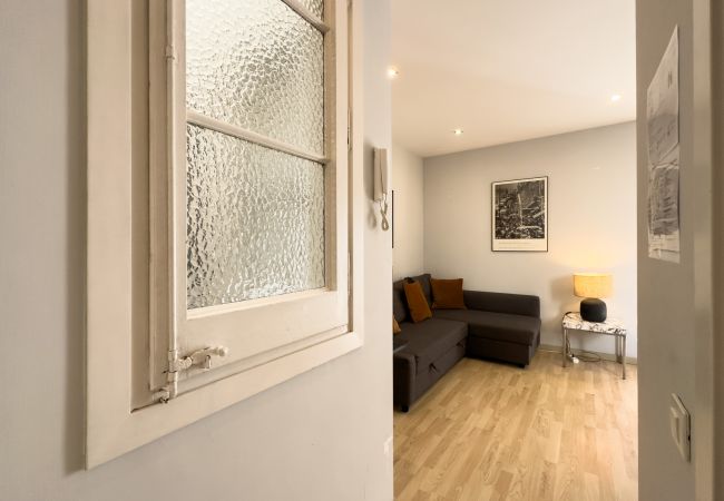 Apartment in Barcelona - Restored, stylish and sunny light apartment for rent in Barcelona center, Gracia. Apartment in Barcelona - Restored, stylish and sunny light apartment for rent in Barcelona center, Gracia.