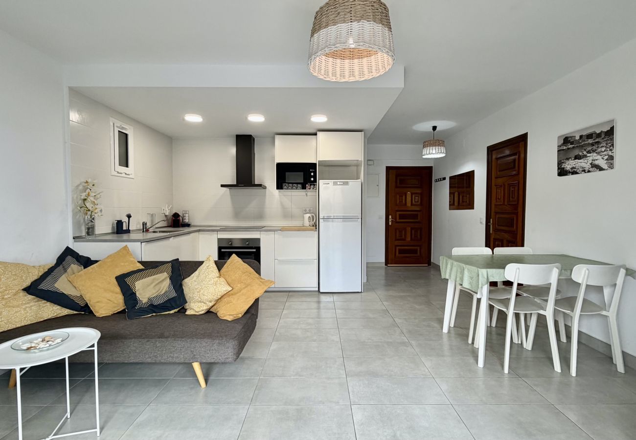 Apartment in L'Escala - APARTAMENTO ELS PESCADORS 2-3 2D