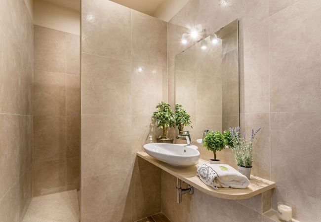 Apartment in Lucca - Modern comfort in Lucca's Picturesque Canal District Apartment in Lucca - Modern comfort in Lucca's Picturesque Canal District