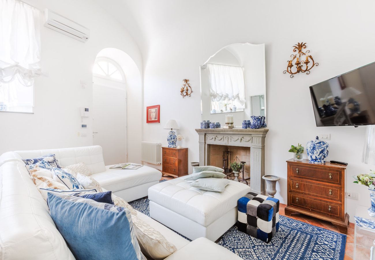 Apartment in Lucca - Spacious Ground Floor Apartment with Private Garden Inside the Walls of Lucca