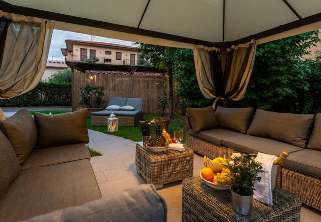 Villa in Lucca - VILLA OLIVIA: a New Luxury Villa with Garden in Lucca with PARKING Villa in Lucca - VILLA OLIVIA: a New Luxury Villa with Garden in Lucca with PARKING