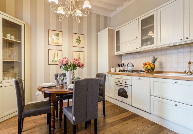 Apartment in Lucca - 2 Bedrooms 2 Bathrooms Romantic Apartment with Terrace and Parking in Lucca Apartment in Lucca - 2 Bedrooms 2 Bathrooms Romantic Apartment with Terrace and Parking in Lucca