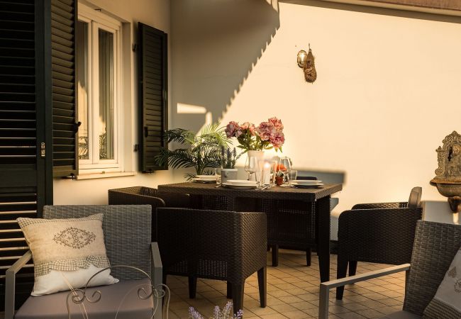 Apartment in Lucca - 2 Bedrooms 2 Bathrooms Romantic Apartment with Terrace and Parking in Lucca Apartment in Lucca - 2 Bedrooms 2 Bathrooms Romantic Apartment with Terrace and Parking in Lucca