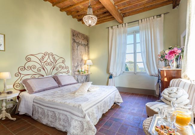 Villa in Capannori - FRANTOIO a Romantic Farmhouse Apartment with Terrace and Views Villa in Capannori - FRANTOIO a Romantic Farmhouse Apartment with Terrace and Views
