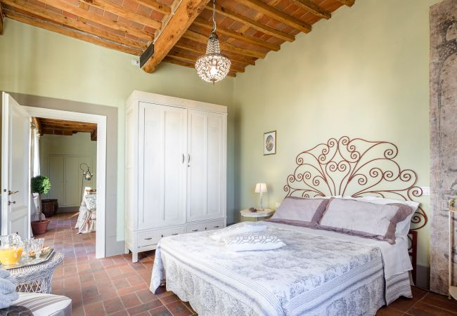 Villa in Capannori - FRANTOIO a Romantic Farmhouse Apartment with Terrace and Views Villa in Capannori - FRANTOIO a Romantic Farmhouse Apartment with Terrace and Views
