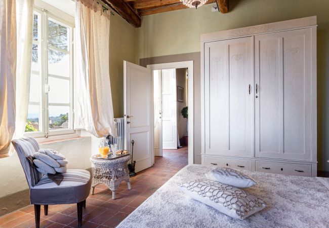 Villa in Capannori - FRANTOIO a Romantic Farmhouse Apartment with Terrace and Views Villa in Capannori - FRANTOIO a Romantic Farmhouse Apartment with Terrace and Views