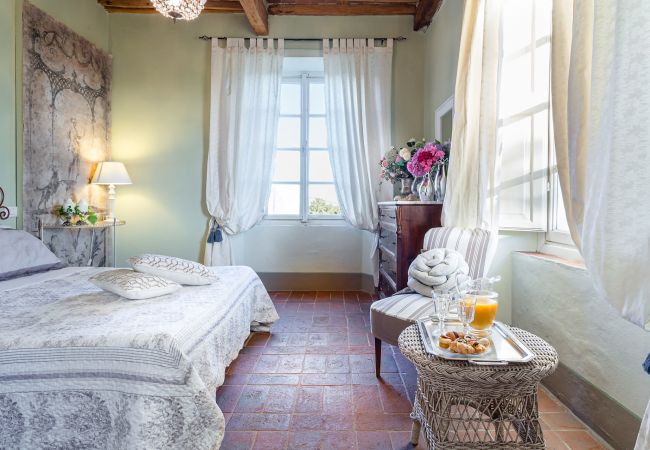 Villa in Capannori - FRANTOIO a Romantic Farmhouse Apartment with Terrace and Views Villa in Capannori - FRANTOIO a Romantic Farmhouse Apartment with Terrace and Views