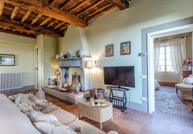 Villa in Capannori - FRANTOIO a Romantic Farmhouse Apartment with Terrace and Views Villa in Capannori - FRANTOIO a Romantic Farmhouse Apartment with Terrace and Views