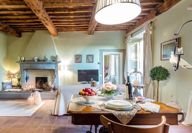 Villa in Capannori - FRANTOIO a Romantic Farmhouse Apartment with Terrace and Views Villa in Capannori - FRANTOIO a Romantic Farmhouse Apartment with Terrace and Views