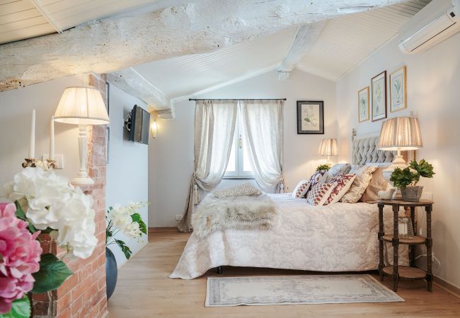  in Lucca - Spacious Home with Elevator along Via Guinigi inside the Lucca Walls