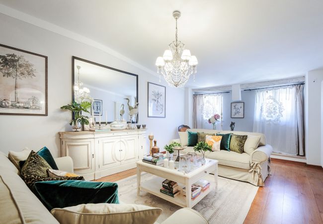 Apartment in Lucca - Spacious Home with Elevator along Via Guinigi inside the Lucca Walls Apartment in Lucca - Spacious Home with Elevator along Via Guinigi inside the Lucca Walls