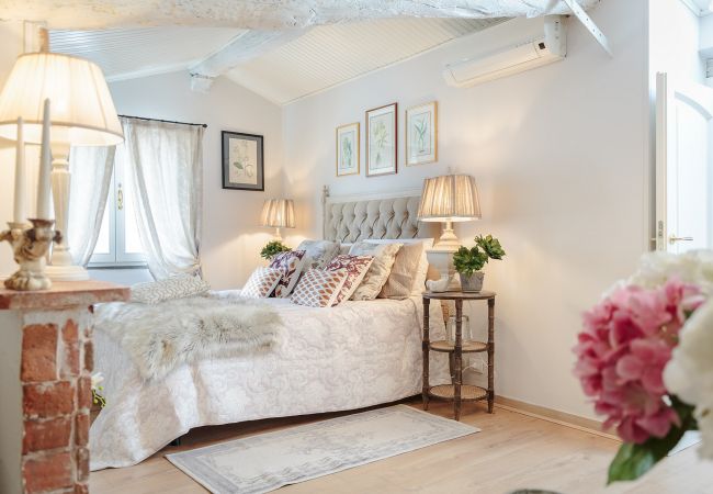 Apartment in Lucca - Spacious Home with Elevator along Via Guinigi inside the Lucca Walls Apartment in Lucca - Spacious Home with Elevator along Via Guinigi inside the Lucca Walls