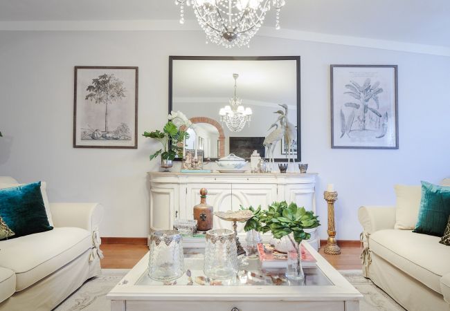 Apartment in Lucca - Spacious Home with Elevator along Via Guinigi inside the Lucca Walls Apartment in Lucca - Spacious Home with Elevator along Via Guinigi inside the Lucca Walls