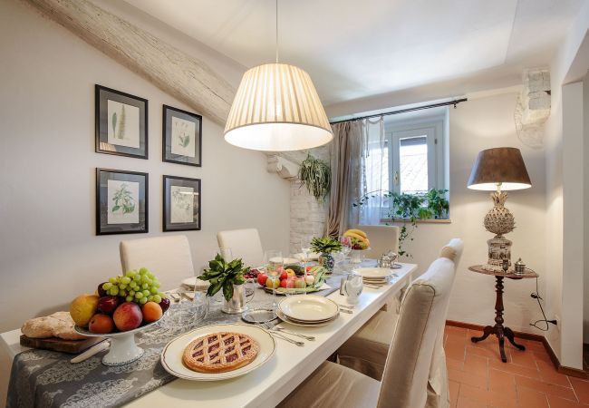 Apartment in Lucca - Spacious Home with Elevator along Via Guinigi inside the Lucca Walls Apartment in Lucca - Spacious Home with Elevator along Via Guinigi inside the Lucca Walls