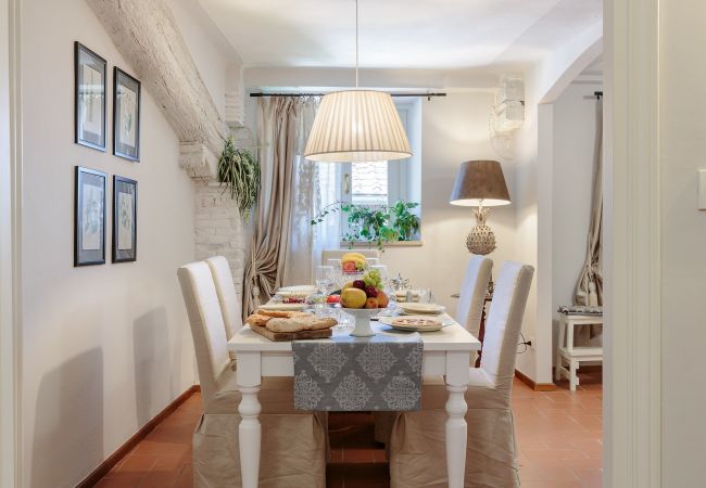 Apartment in Lucca - Spacious Home with Elevator along Via Guinigi inside the Lucca Walls Apartment in Lucca - Spacious Home with Elevator along Via Guinigi inside the Lucca Walls