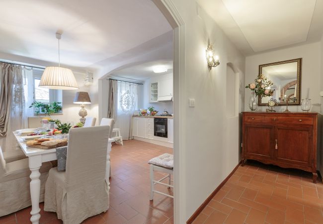 Apartment in Lucca - Spacious Home with Elevator along Via Guinigi inside the Lucca Walls Apartment in Lucca - Spacious Home with Elevator along Via Guinigi inside the Lucca Walls