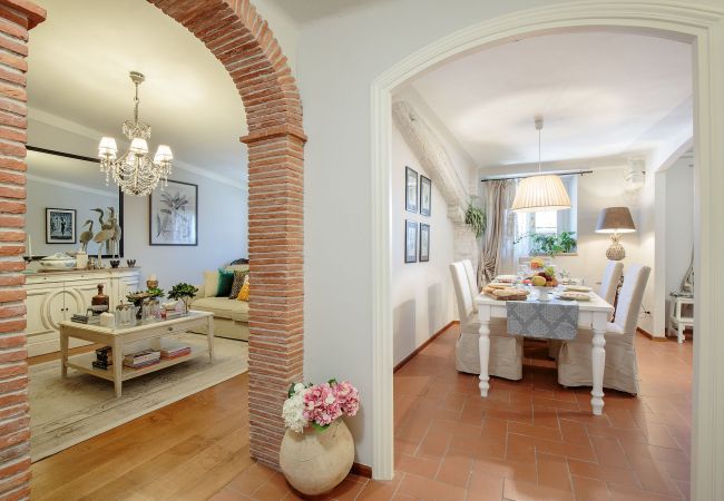 Apartment in Lucca - Spacious Home with Elevator along Via Guinigi inside the Lucca Walls Apartment in Lucca - Spacious Home with Elevator along Via Guinigi inside the Lucca Walls