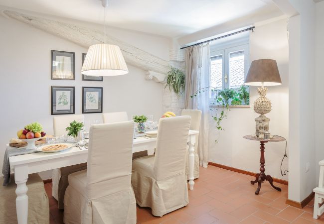 Apartment in Lucca - Spacious Home with Elevator along Via Guinigi inside the Lucca Walls Apartment in Lucca - Spacious Home with Elevator along Via Guinigi inside the Lucca Walls