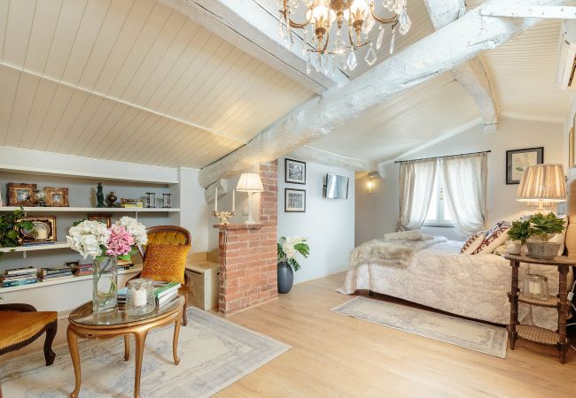 Apartment in Lucca - Spacious Home with Elevator along Via Guinigi inside the Lucca Walls Apartment in Lucca - Spacious Home with Elevator along Via Guinigi inside the Lucca Walls