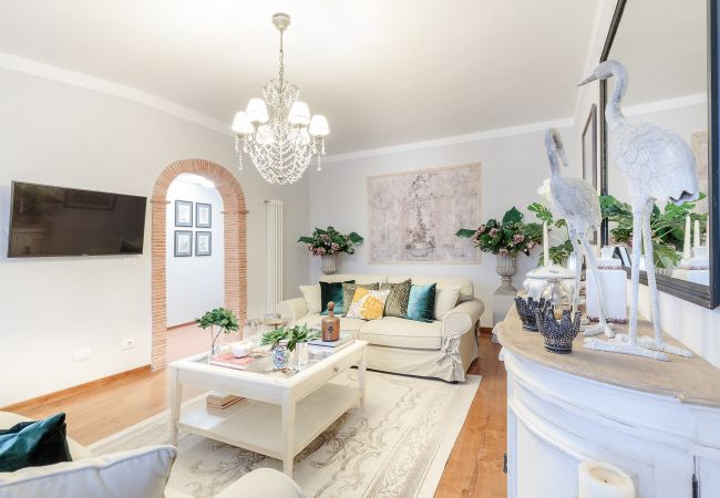 Apartment in Lucca - Spacious Home with Elevator along Via Guinigi inside the Lucca Walls Apartment in Lucca - Spacious Home with Elevator along Via Guinigi inside the Lucca Walls
