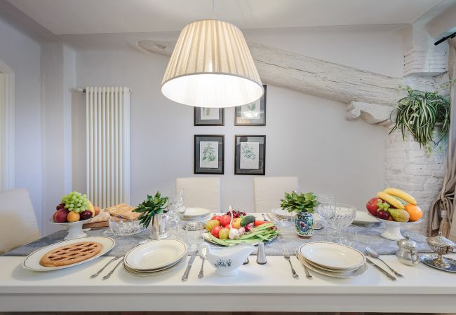 Apartment in Lucca - Spacious Home with Elevator along Via Guinigi inside the Lucca Walls Apartment in Lucca - Spacious Home with Elevator along Via Guinigi inside the Lucca Walls