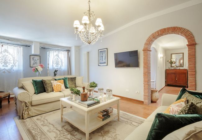 Apartment in Lucca - Spacious Home with Elevator along Via Guinigi inside the Lucca Walls Apartment in Lucca - Spacious Home with Elevator along Via Guinigi inside the Lucca Walls