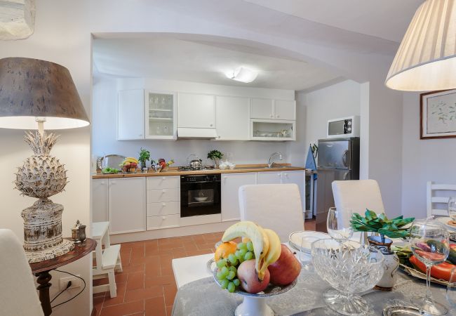Apartment in Lucca - Spacious Home with Elevator along Via Guinigi inside the Lucca Walls Apartment in Lucca - Spacious Home with Elevator along Via Guinigi inside the Lucca Walls