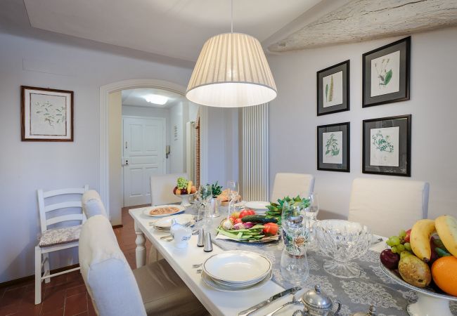 Apartment in Lucca - Spacious Home with Elevator along Via Guinigi inside the Lucca Walls Apartment in Lucca - Spacious Home with Elevator along Via Guinigi inside the Lucca Walls