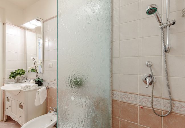 Apartment in Lucca - Spacious Home with Elevator along Via Guinigi inside the Lucca Walls Apartment in Lucca - Spacious Home with Elevator along Via Guinigi inside the Lucca Walls