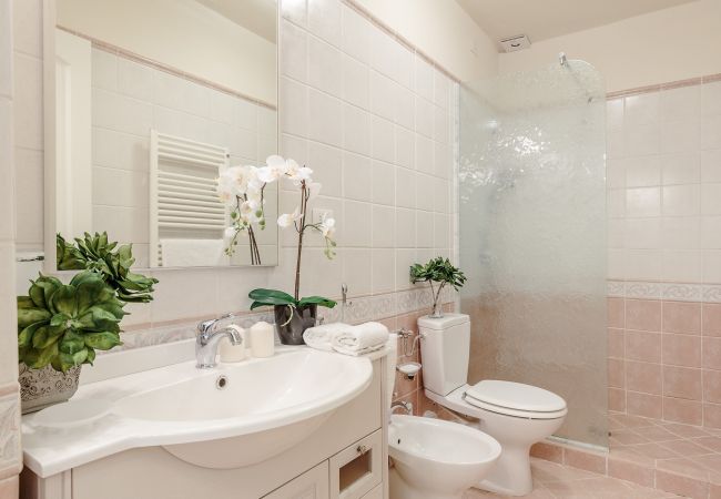 Apartment in Lucca - Spacious Home with Elevator along Via Guinigi inside the Lucca Walls Apartment in Lucca - Spacious Home with Elevator along Via Guinigi inside the Lucca Walls