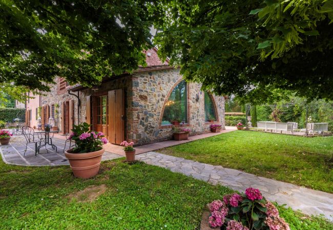 Villa in Orentano - 11 bedrooms Luxury Farmhouse, Private Pool, Jacuzzi, Private Tennis Villa in Orentano - 11 bedrooms Luxury Farmhouse, Private Pool, Jacuzzi, Private Tennis