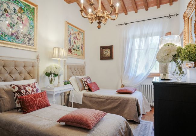 Villa in Orentano - 11 bedrooms Luxury Farmhouse, Private Pool, Jacuzzi, Private Tennis Villa in Orentano - 11 bedrooms Luxury Farmhouse, Private Pool, Jacuzzi, Private Tennis