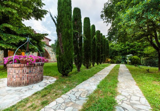 Villa in Orentano - 11 bedrooms Luxury Farmhouse, Private Pool, Jacuzzi, Private Tennis Villa in Orentano - 11 bedrooms Luxury Farmhouse, Private Pool, Jacuzzi, Private Tennis