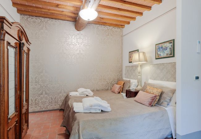 Villa in Orentano - 11 bedrooms Luxury Farmhouse, Private Pool, Jacuzzi, Private Tennis Villa in Orentano - 11 bedrooms Luxury Farmhouse, Private Pool, Jacuzzi, Private Tennis