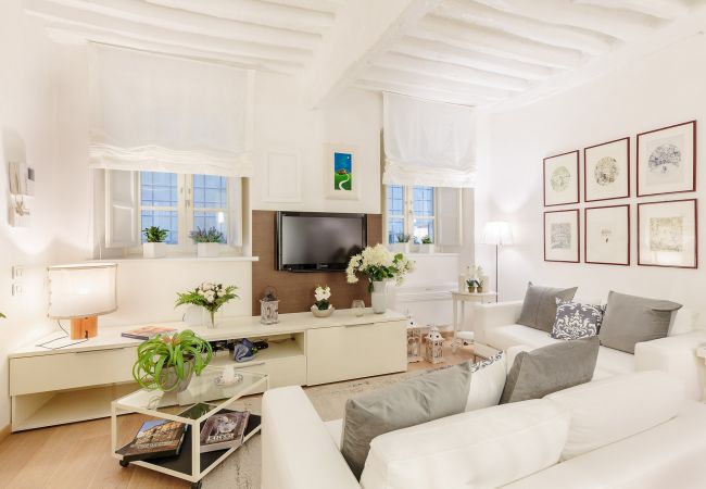  in Lucca - ORCHIDEA BIANCA a 2 Bedrooms 2 Bathrooms Understated Luxury with a Welcoming Ambience