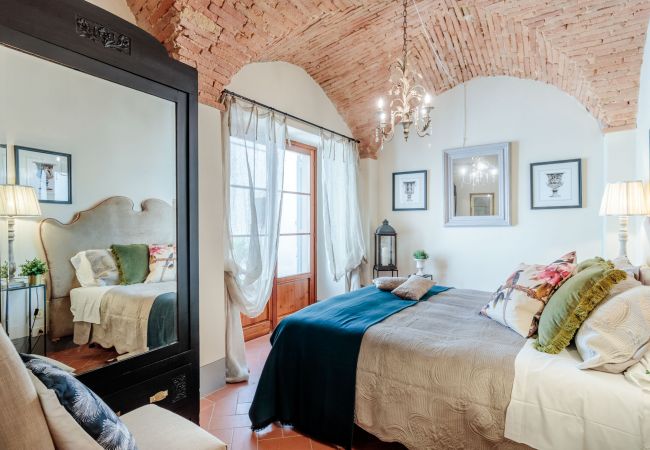 Villa in Marcialla - VILLA CHIANTI, your Secret 4 Bedrooms Retreat with View over the Vineyards in Marcialla Villa in Marcialla - VILLA CHIANTI, your Secret 4 Bedrooms Retreat with View over the Vineyards in Marcialla